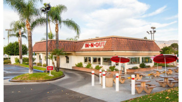 In-n-out Burger outside