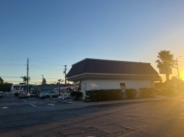 In-n-out Burger outside