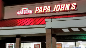 Papa Johns Pizza outside