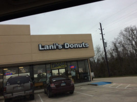 Lani's Donuts outside