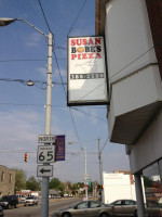 Susan Bobe's Pizza outside
