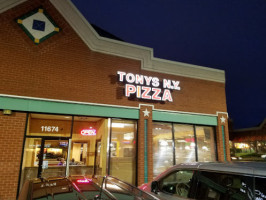 Tony’s New York Pizza outside