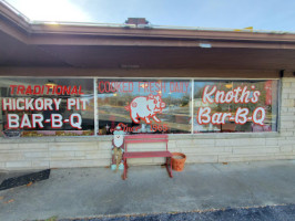 Knoth's -b-que outside