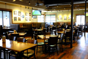 Old Chicago Pizza & Taproom inside