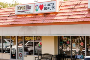 Peace Love And Little Donuts Of Naples outside