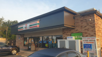 7-eleven outside