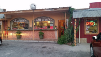 El Jaripeo Tacos outside