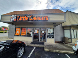 Little Caesars Pizza outside