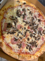 Lutina's Pizza food