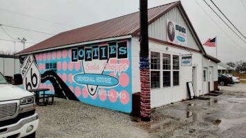 Lottie's Soda Shoppe outside