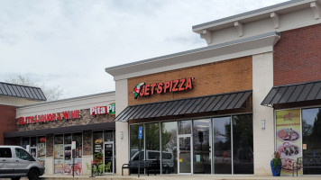 Jet's Pizza outside