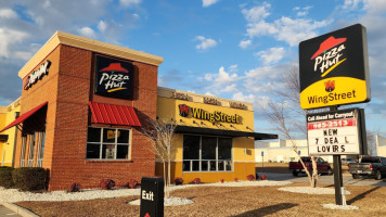 Pizza Hut outside