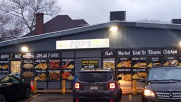 Pop's Fish Chicken Market outside