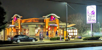 Taco Bell In Des Pla outside