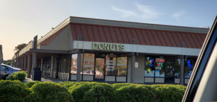 Sunset Donuts outside