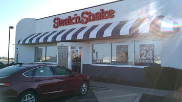 Steak 'n Shake outside