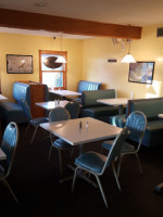 Wally's Cafe And Pizzeria inside