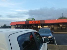 Hooters outside