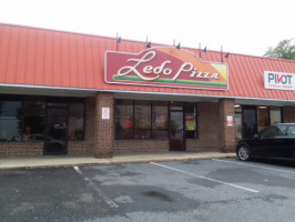 Ledo Pizza outside