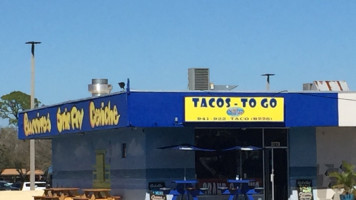 Nakkos Tacos outside
