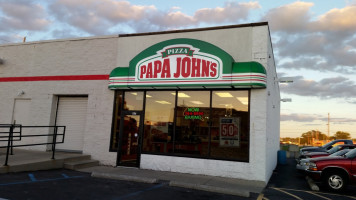 Papa Johns Pizza outside