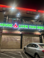 Luck Thai Pj outside