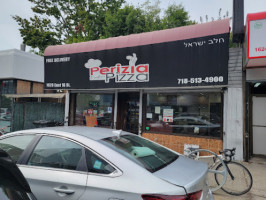 Perizia Kosher Pizza outside