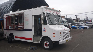 La Sabrosura Latin Food (food-truck) outside