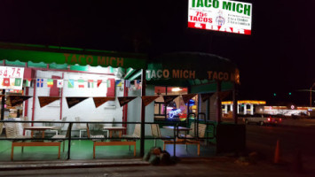 Taco Mich outside