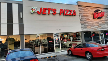 Jet's Pizza outside