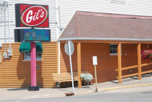Gil's Supper Club outside