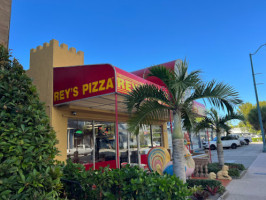 Rey's Pizza outside