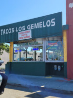 Tacos Los Gemelos outside