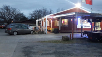 Longoria's Bbq outside