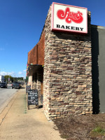 Arnie's Bakery outside