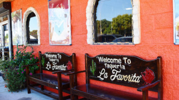 Taqueria La Favorita outside