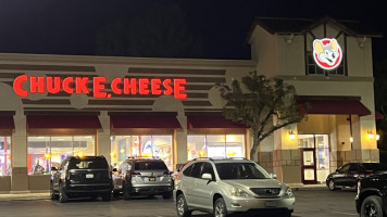 Chuck E Cheese outside