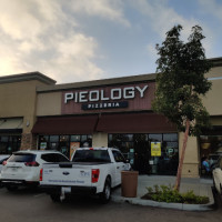 Pieology Pizzeria outside