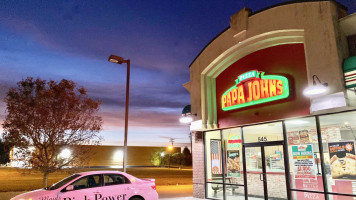 Papa Johns Pizza outside