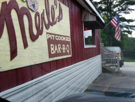 Merle's -b-q outside