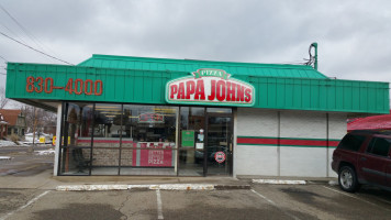 Papa Johns Pizza outside