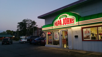 Papa Johns Pizza outside