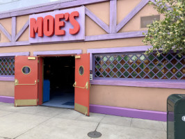 Moe's Tavern outside