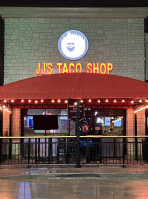 Jj's Taco Shop Fort Worth: Kitchen inside