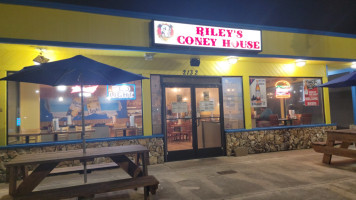 Riley's Coney House outside