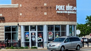 Poke Bros. outside