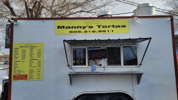 Manny's Tortas outside