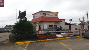 Uncle Henry's Tamales outside