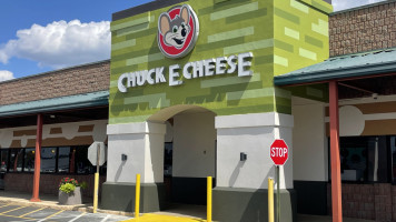Chuck E. Cheese outside