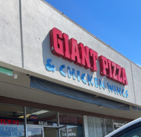 Giant Pizza In Flor outside